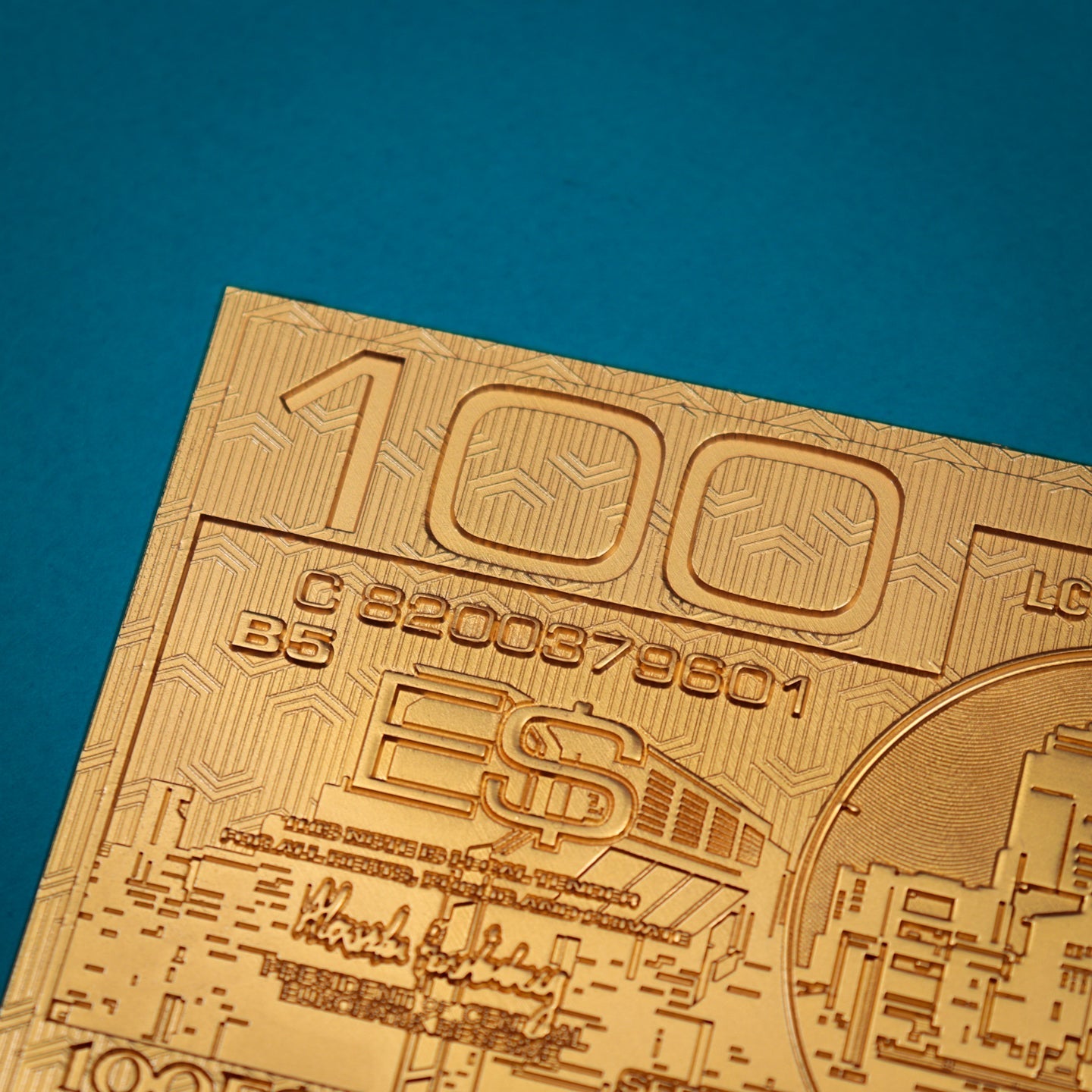 Réplique collector Cyberpunk 2077 - 24k Gold Plated Metal Eurodollar