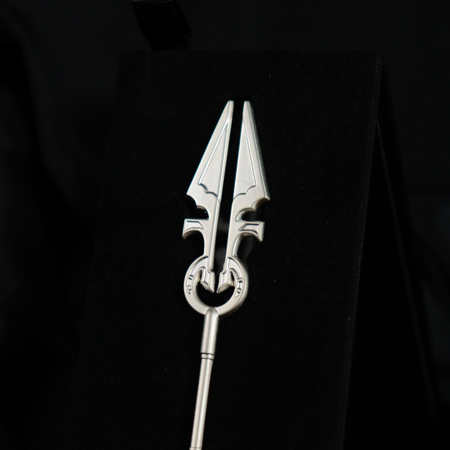 Réplique collector Magic: The Gathering - .999 Silver Plated Avacyn's Moonsilver Spear Mini