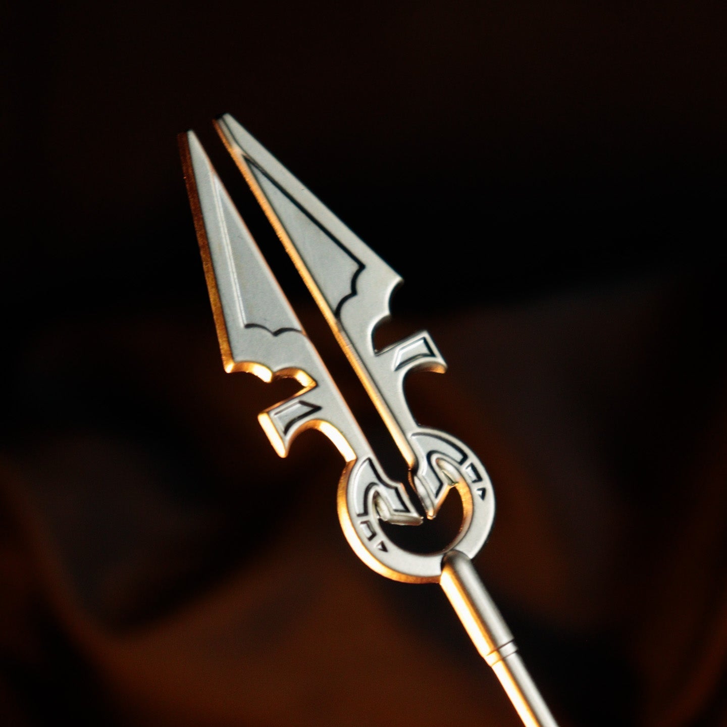 Réplique collector Magic: The Gathering - .999 Silver Plated Avacyn's Moonsilver Spear Mini