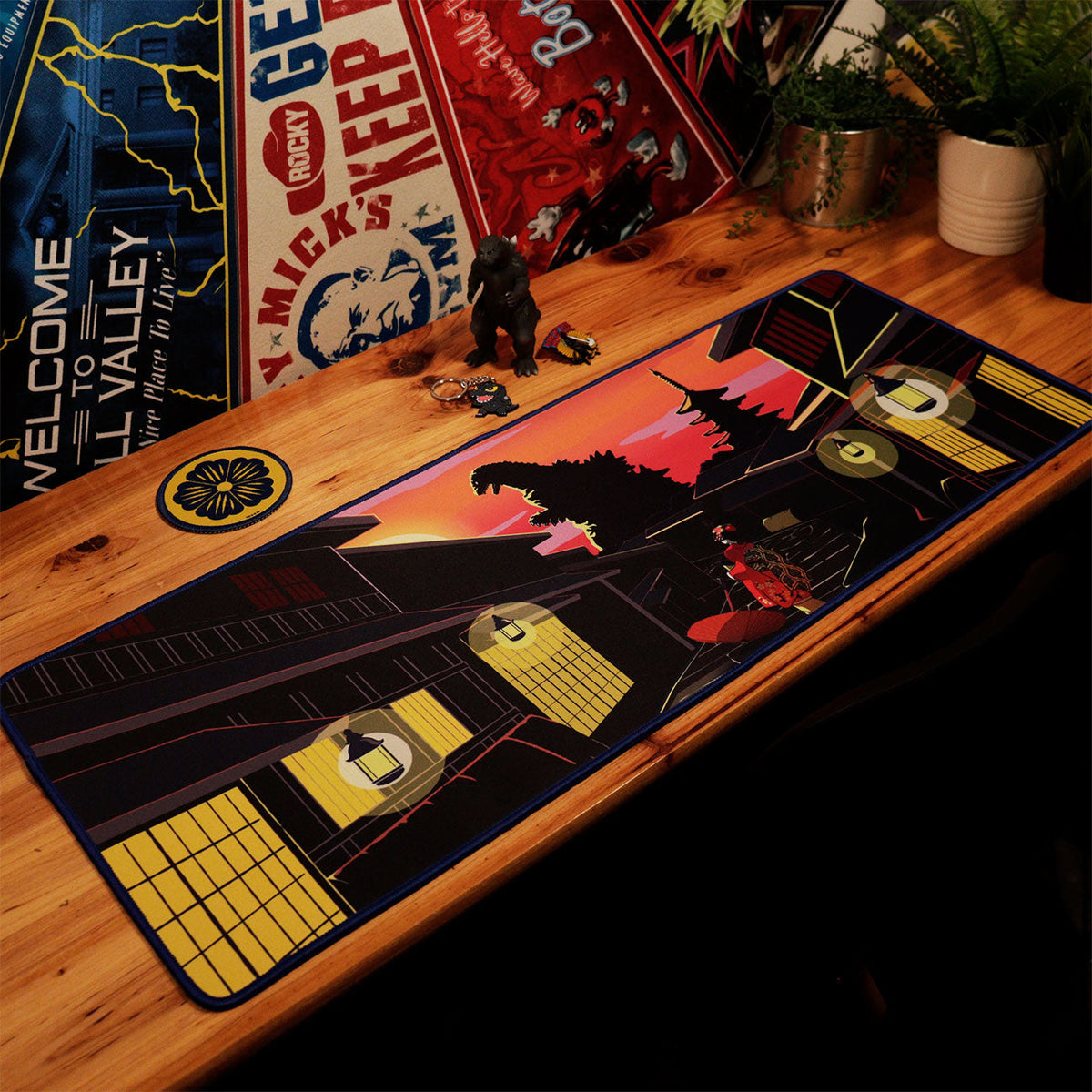 Desk pad & set de sous-verres Godzilla - mise en situation