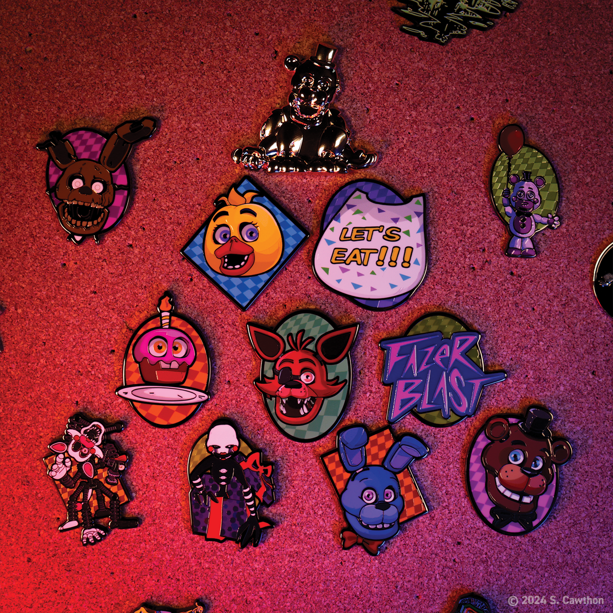 Display de 12 blind boxes Five Nights at Freddy’s - pin’s mystère - mise en situation 2