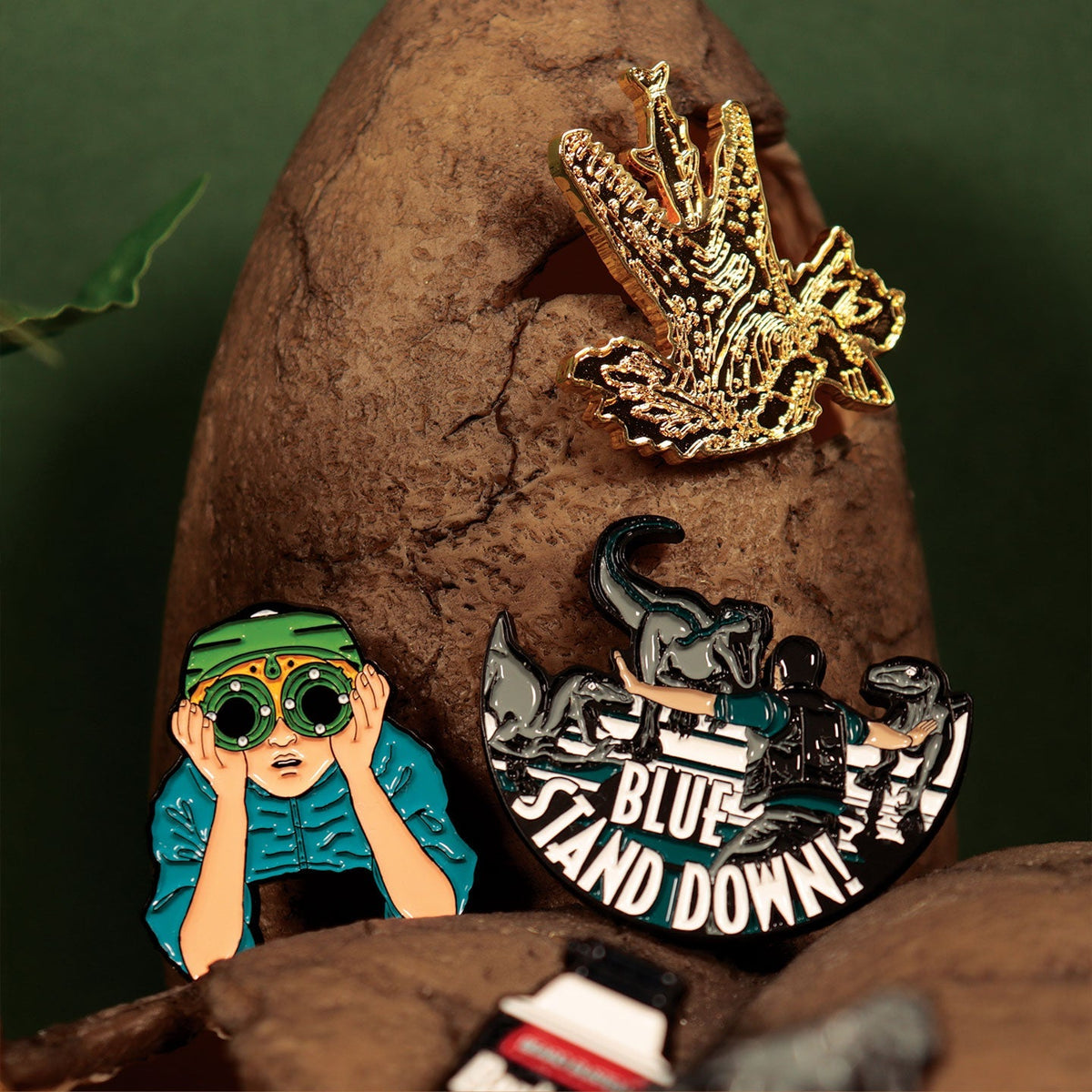 Display de 12 blind boxes Jurassic Park & Jurassic World - pin’s mystère - mise en situation 1