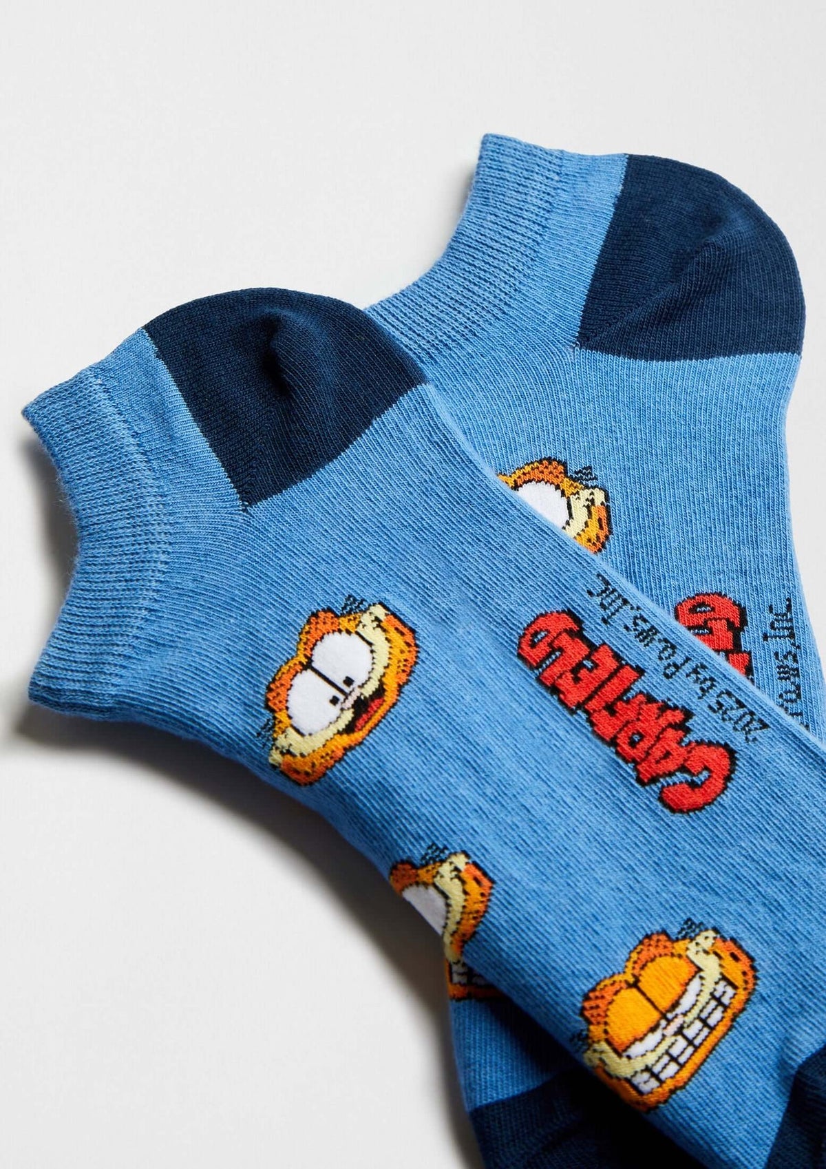 Chaussette courte bleue BeGarfield Faces, détail du motif Garfield – Besocks
