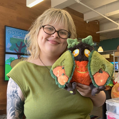 Mini Peluche Squishable – Mothman Citrouille